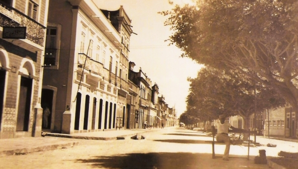 RUA CORONEL ALEXANZITO, LADO ESQUERDO O HOTEL CENTRAL (atual Instituto do Museu Jaguaribano). Acervo e pesquisa de imagem: Netinho Ponciano